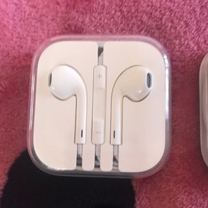 Apple headphones 🎧
